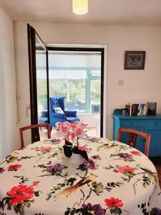 Riverside Bungalow - Direct River Access! Ystradgynlais Eksteriør bilde